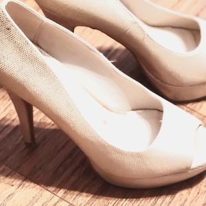 Apt.9 Heels nice heel very classy